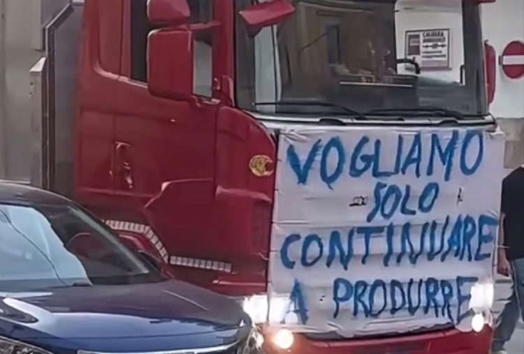 Protesta degli autotrasportatori al Sud, blocchi e caro gasolio: a rischio merci e rifornimenti
