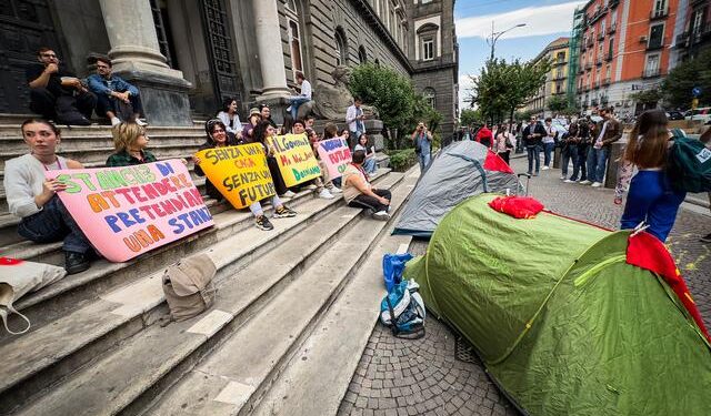 Caro affitti, gli studenti tornano in tenda alla Federico II: a Napoli riparte la protesta