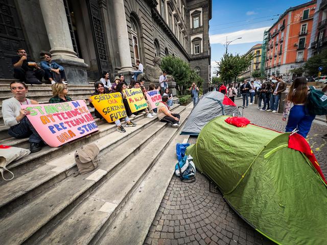 Caro affitti, gli studenti tornano in tenda alla Federico II: a Napoli riparte la protesta