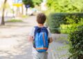 Marano, afferra un bambino di 5 anni e tenta di portarlo via: le urla della madre lo mettono in fuga