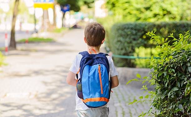 Marano, afferra un bambino di 5 anni e tenta di portarlo via: le urla della madre lo mettono in fuga