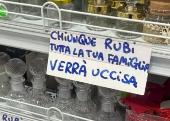 «Chiunque rubi, tutta la tua famiglia verrà uccisa»: minacce choc sugli scaffali di un negozio nel napoletano