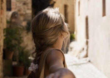 Donne single a Napoli: più uomini tra i giovani e la famiglia che arriva prima