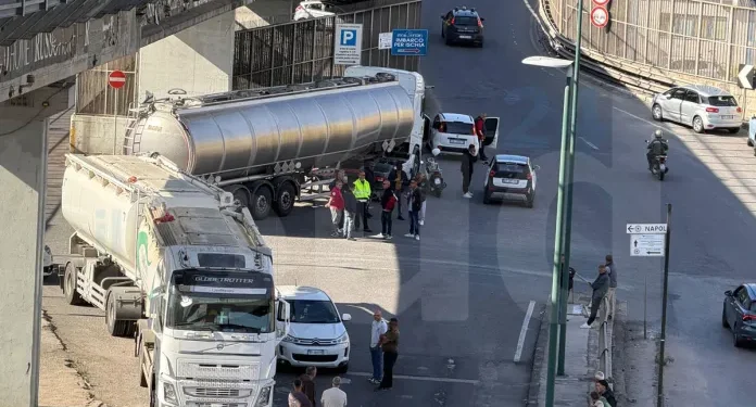 Protesta dei tir al Sud, caro gasolio e blocchi: a rischio supermercati e trasporti