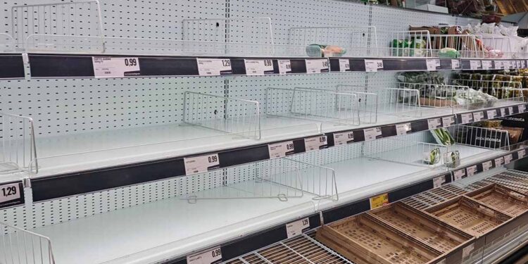 Scaffali vuoti nei supermercati, i tir si fermano al Sud: la protesta degli autotrasportatori che l’Italia non può ignorare