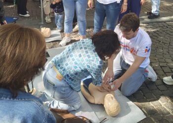 Simeup, migliaia in piazza per imparare a salvare un bambino: edizione da record